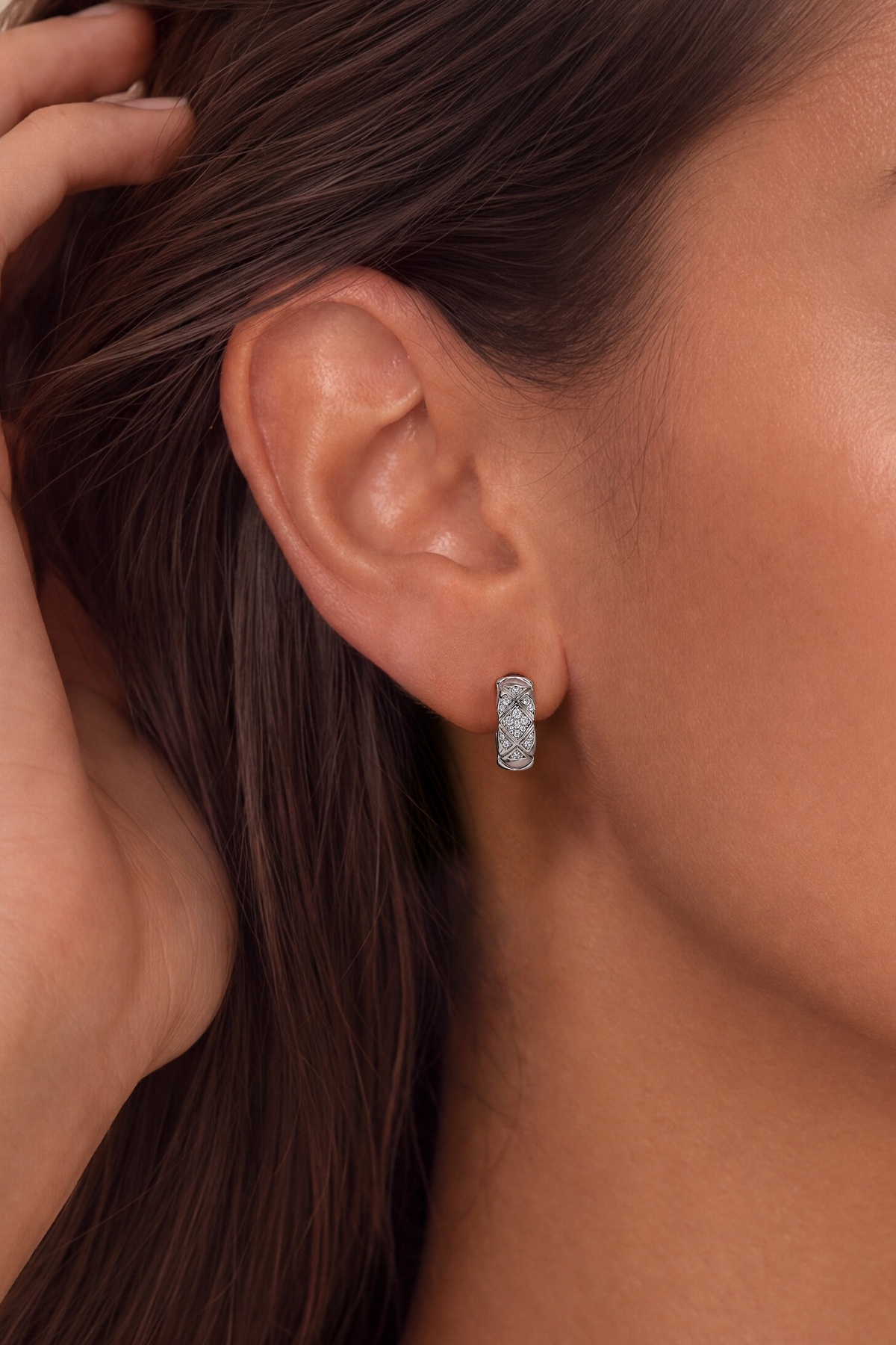 Model wearing Grid Huggie Earrings Silver – Clair de Lune