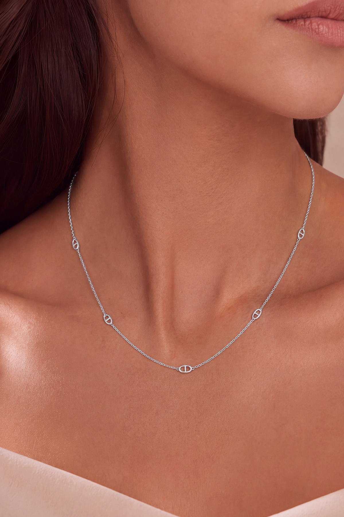 Model wearing Hollow Oval Dainty Necklace Silver – Clair de Lune