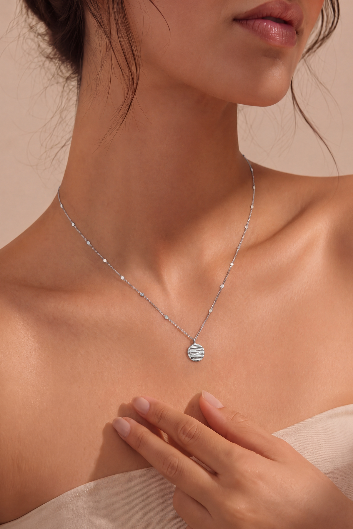 Model wearing Ripple Flat Disc Necklace Silver – Clair de Lune