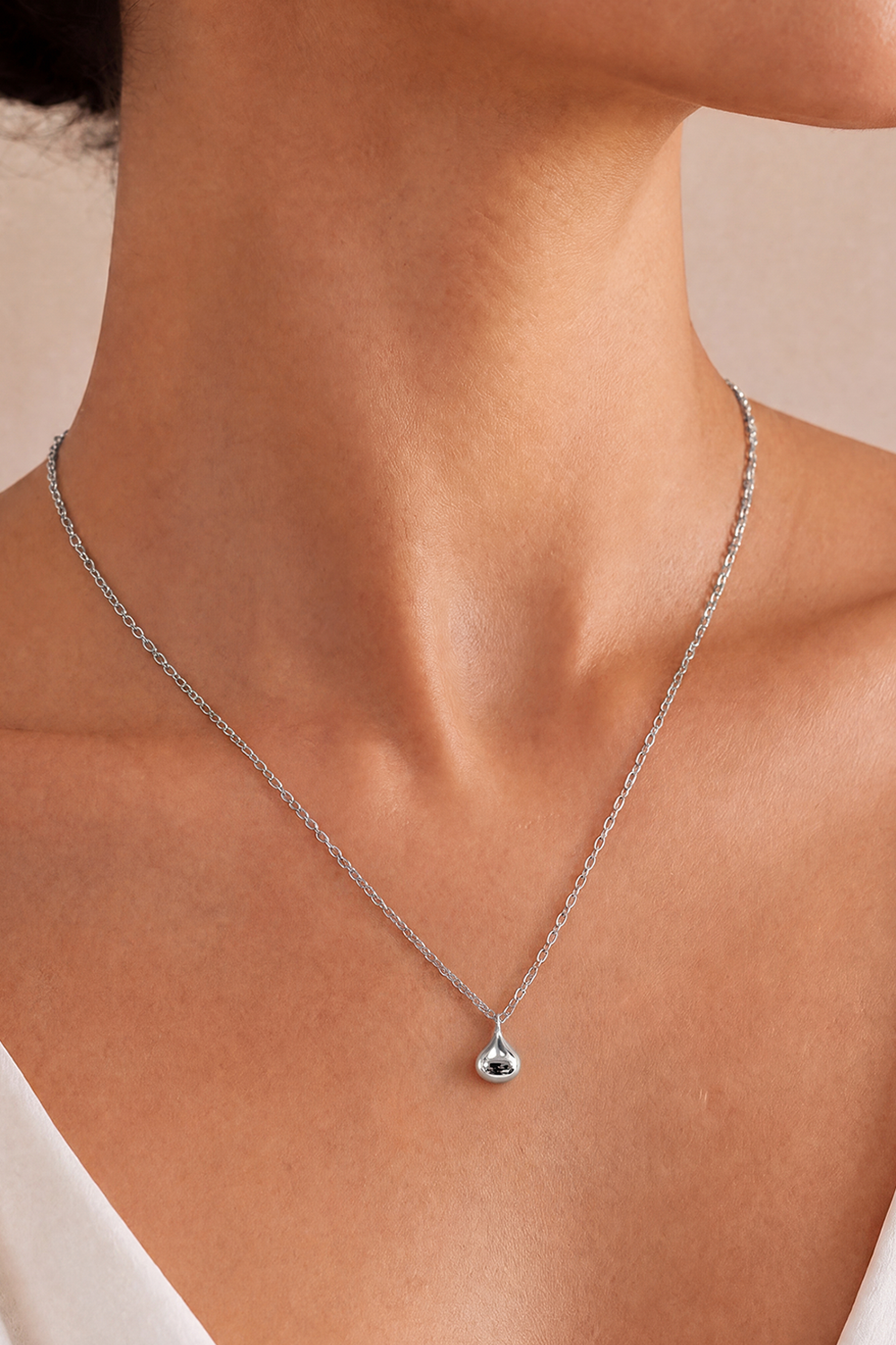 Teardrop Pendant Necklace Silver – product view 2 | CLAIR DE LUNE