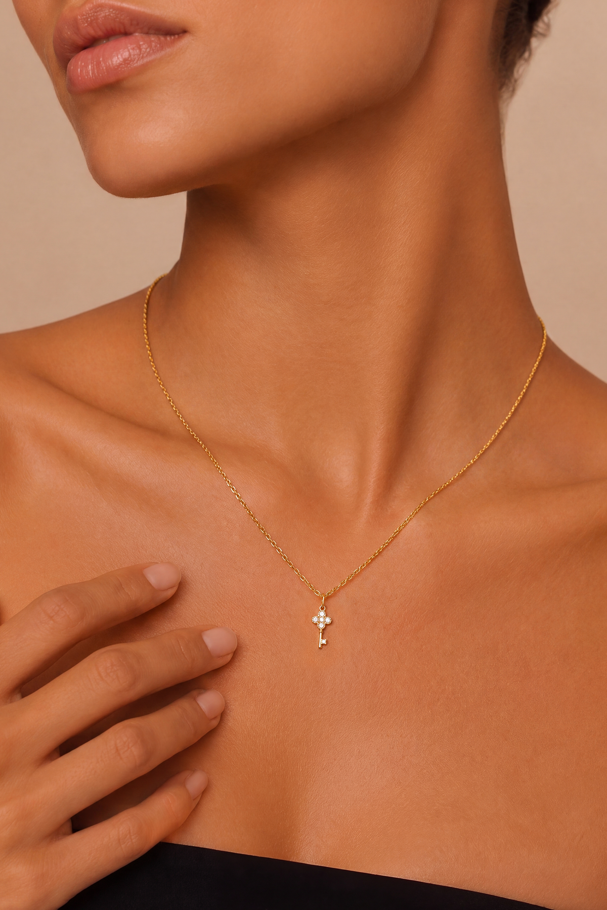 Model wearing Clover Key Pendant Gold – Clair de Lune