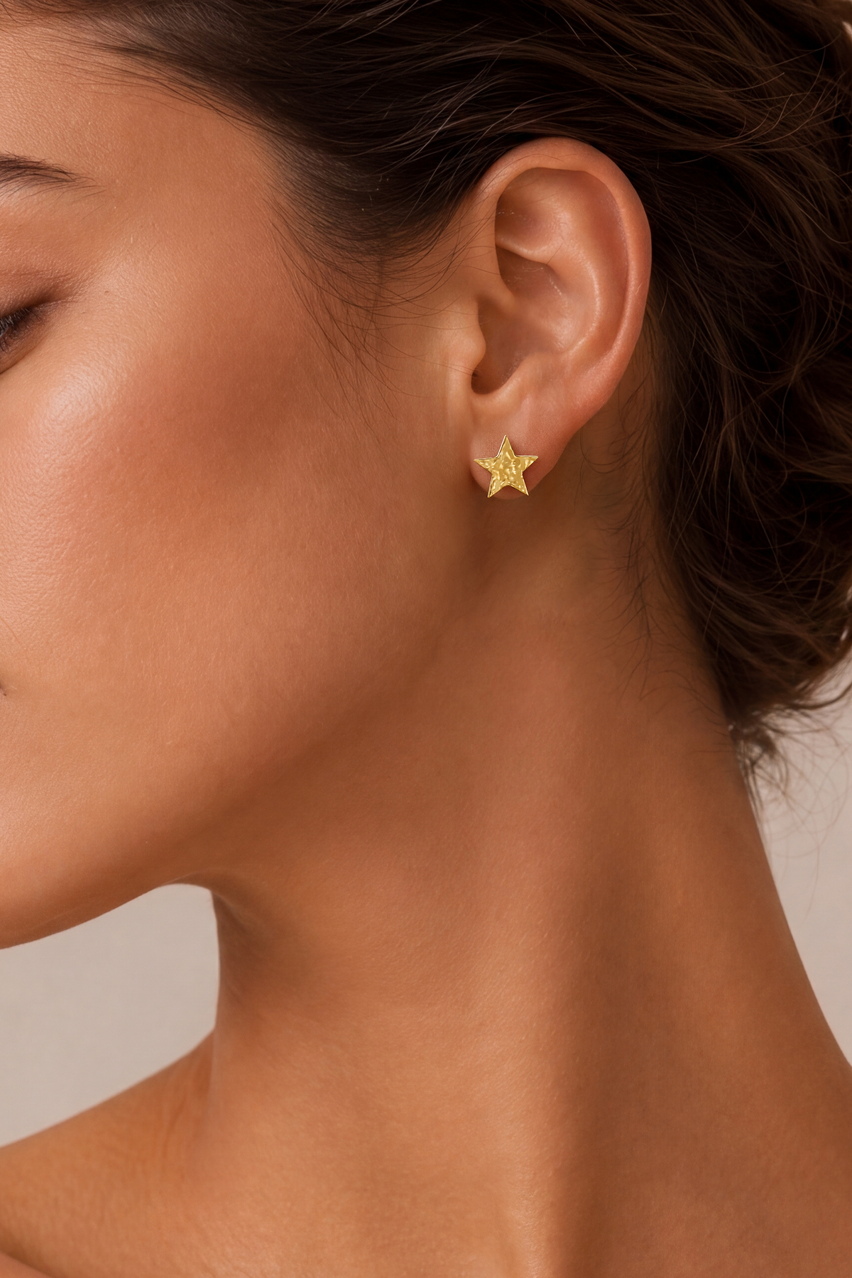 Model wearing Hammered Star Studs Gold – Clair de Lune