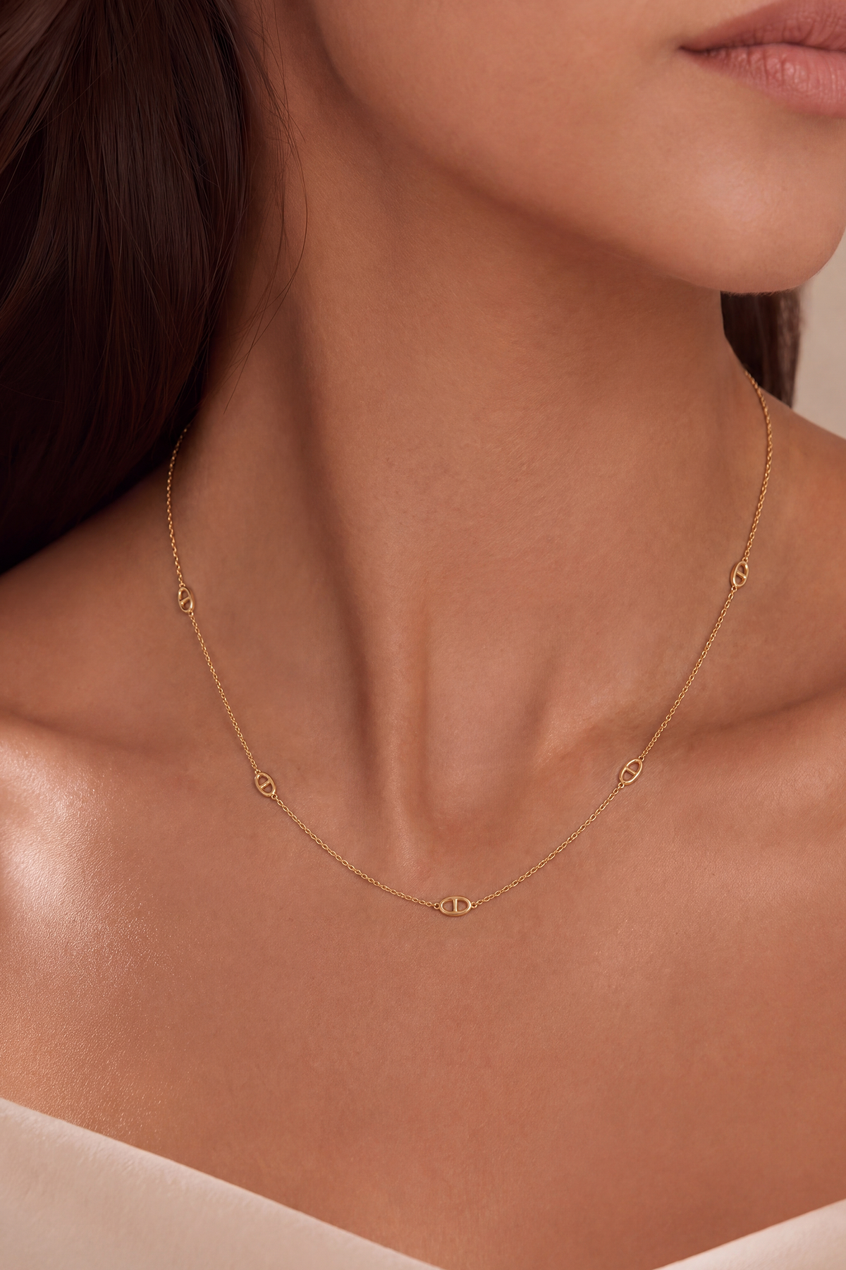 Model wearing Hollow Oval Dainty Necklace Gold – Clair de Lune