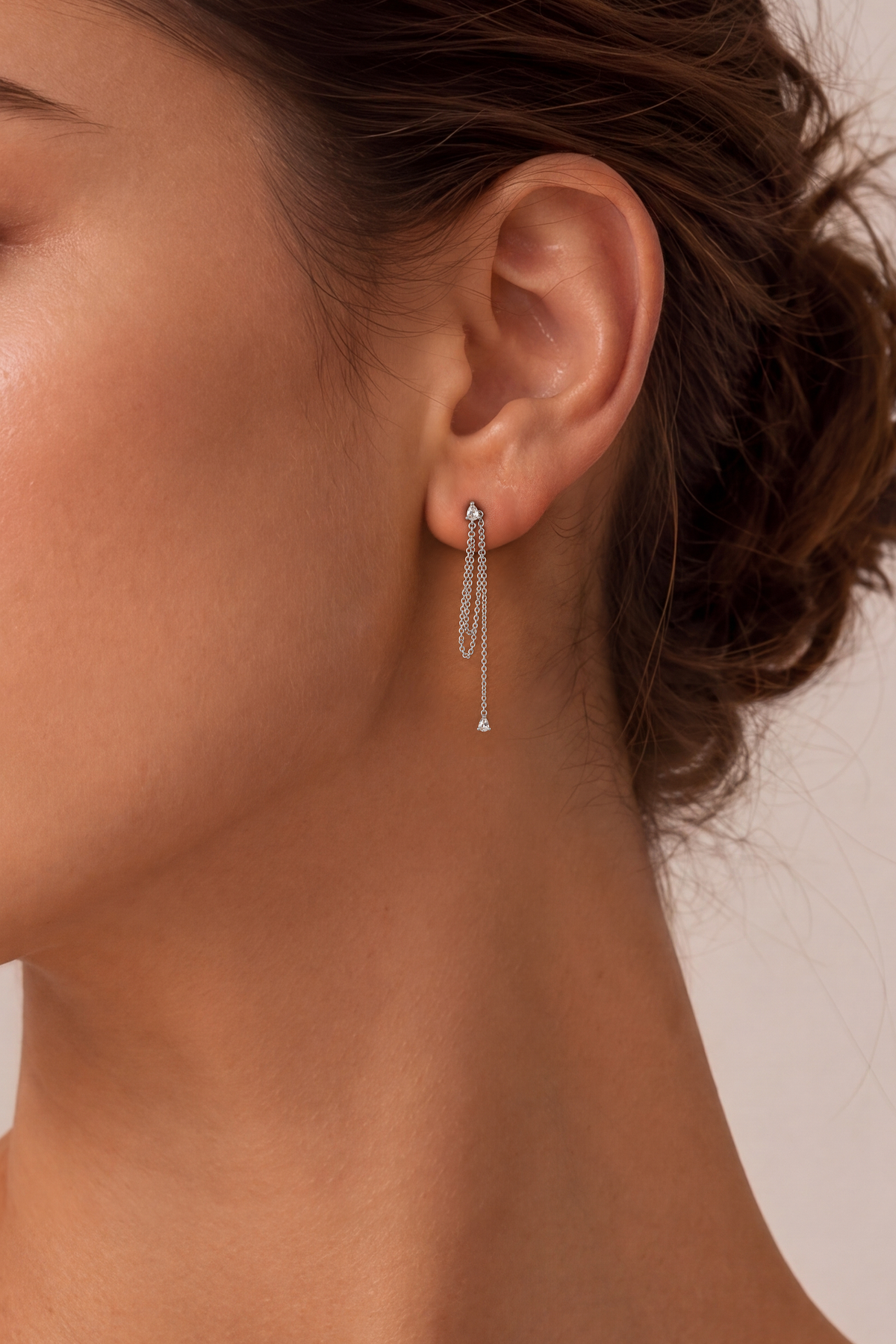 Model wearing Pear Chain Single Earring Silver – Clair de Lune