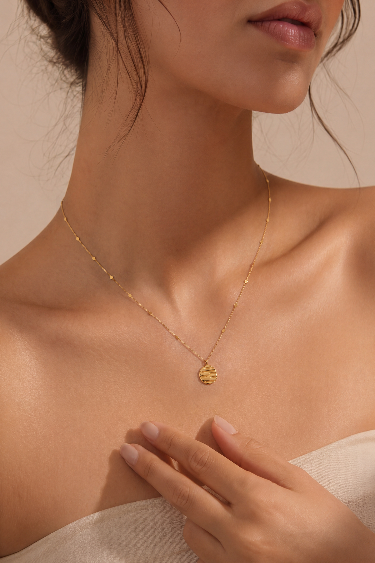 Model wearing Ripple Flat Disc Necklace Gold – Clair de Lune