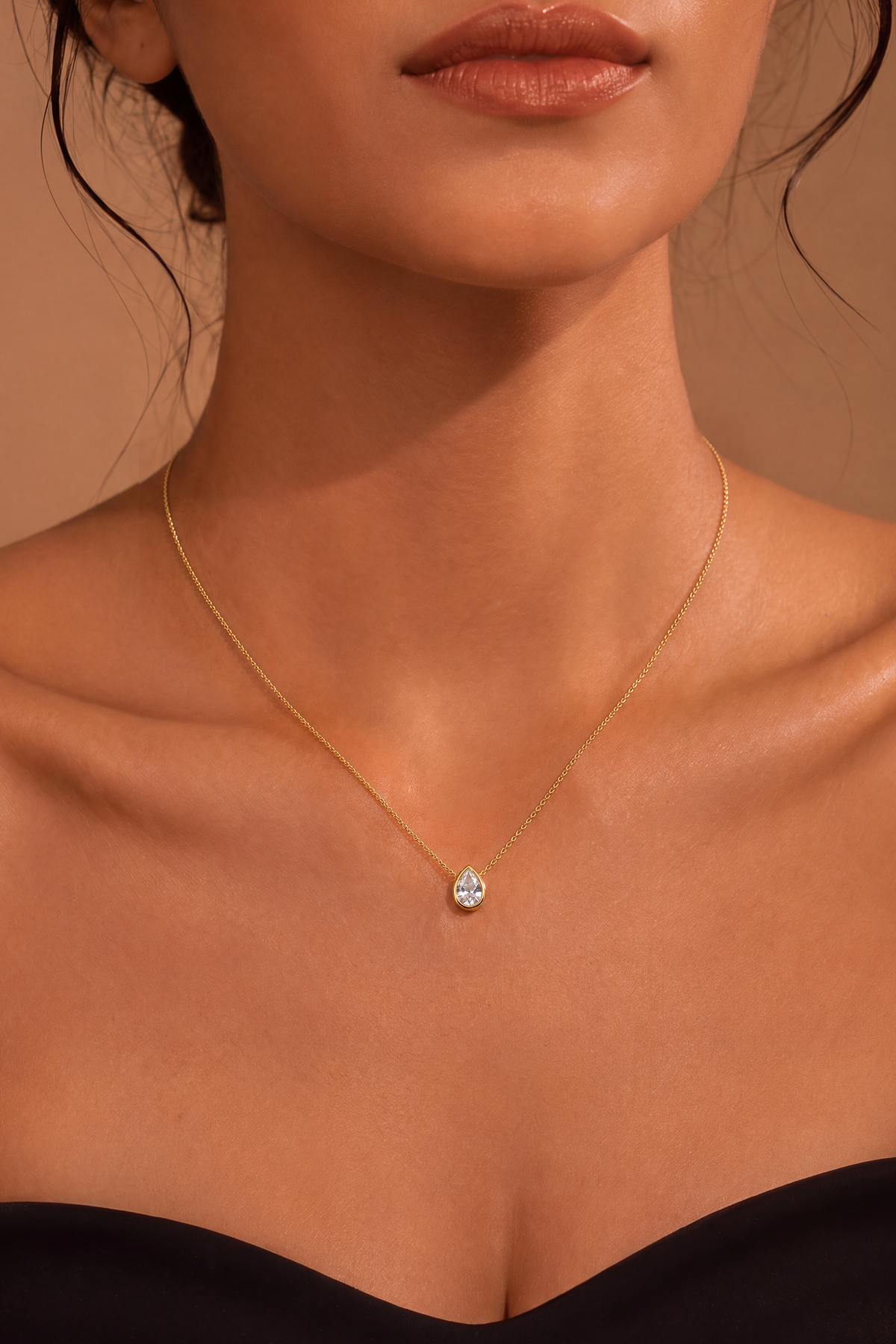 Model wearing Teardrop Curb Necklace Gold – Clair de Lune