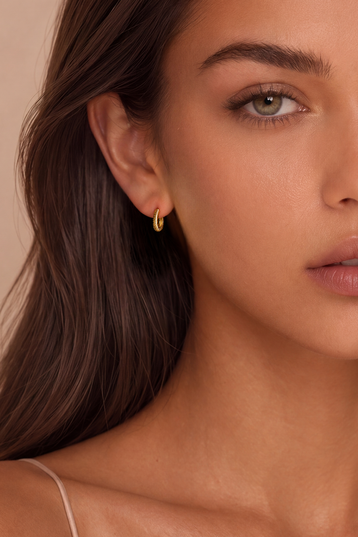 Model wearing Textured Huggie Earrings Gold – Clair de Lune
