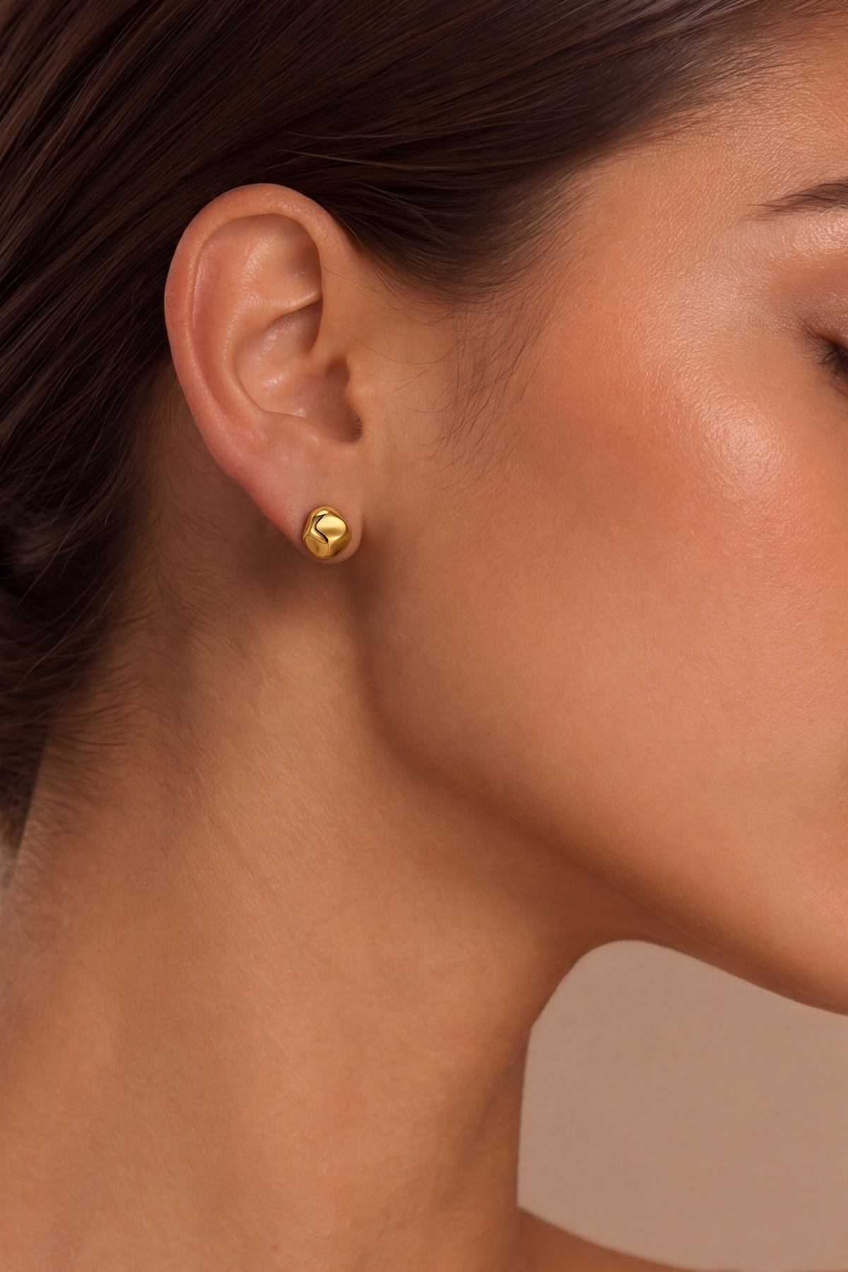 Model wearing Wave Dome Studs in gold – Clair de Lune